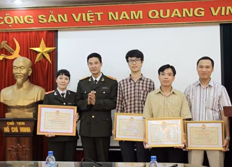 Trung tá Đinh Văn Mạnh, Ủy viên Ban chấp hành Công đoàn CAND trao Bằng khen của Công đoàn CAND cho các tập thể, cá nhân Công.