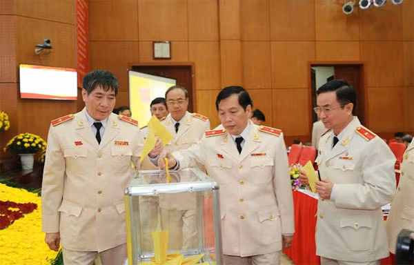 Các đại biểu bỏ phiếu bầu Ban chấp hành nhiệm kỳ 2015-2020.