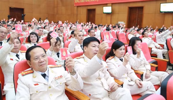 Các đại biểu tham dự Đại hội biểu quyết thông qua Nghị quyết Đại hội.