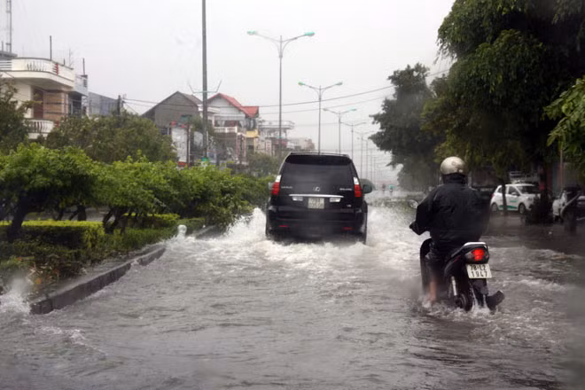 Nhiều tuyến đường tại TP Nha Trang bị ngập nặng.