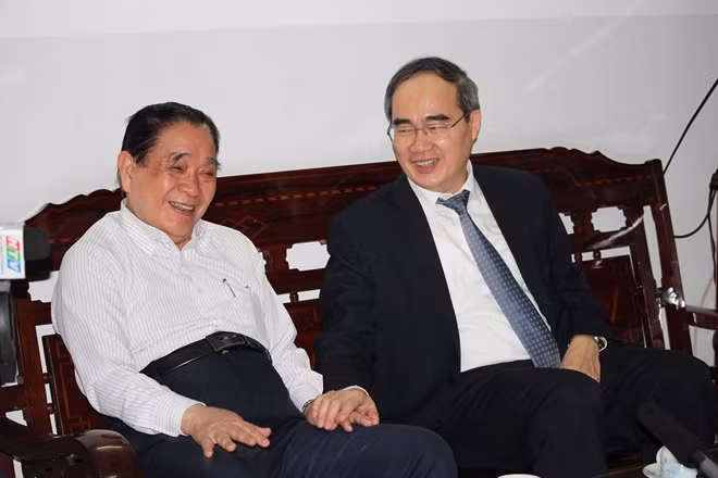 Bí thư Thành uỷ TP Hồ Chí Minh Nguyễn Thiện Nhân thăm và chúc sức khỏe PGS-TS Trương Thị Hiền, nguyên Giám đốc Học viện Cán bộ TP. Hồ Chí Minh. Bí thư Thành uỷ TP Hồ Chí Minh Nguyễn Thiện Nhân thăm và chúc sức khỏe PGS-TS Trương Thị Hiền, nguyên Giám đốc Học viện Cán bộ TP. Hồ Chí Minh.