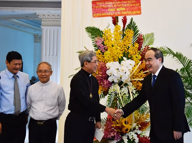 Bí thư Thành ủy Nguyễn Thiện Nhân tới thăm Văn phòng Hội đồng Giám mục Việt Nam và Giám mục phụ tá Louis Nguyễn Anh Tuấn.