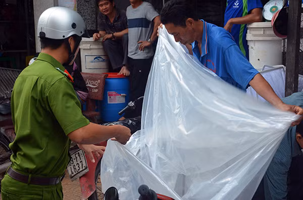 Thiếu tướng Nguyễn Văn Hoàng – Giám đốc Công an tỉnh Bến Tre trực tiếp kiểm tra công tác phòng, chống bão 16 tại các khu vực xung yếu.