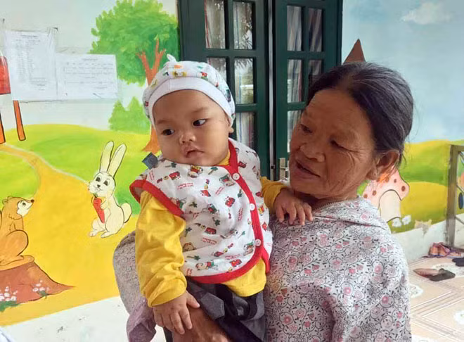 Cháu bé bị bỏ rơi được nữ Công an phường cưu mang chính thức trở về nhà.
