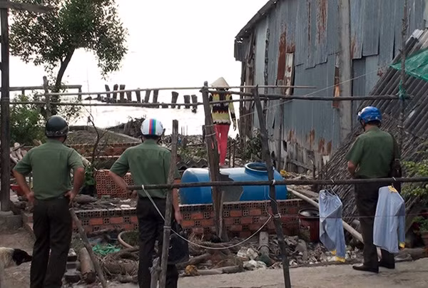 Công an tỉnh Cà Mau kiểm tra, vận động bà con tại thị trấn Sông Đốc (huyện Trần Văn Thời) di dời đến khu vực an toàn.