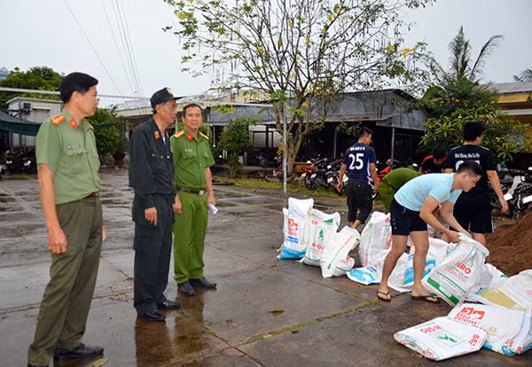 Thiếu tướng Nguyễn Văn Hoàng – Giám đốc Công an tỉnh Bến Tre trực tiếp kiểm tra công tác phòng, chống bão 16 tại các khu vực xung yếu.