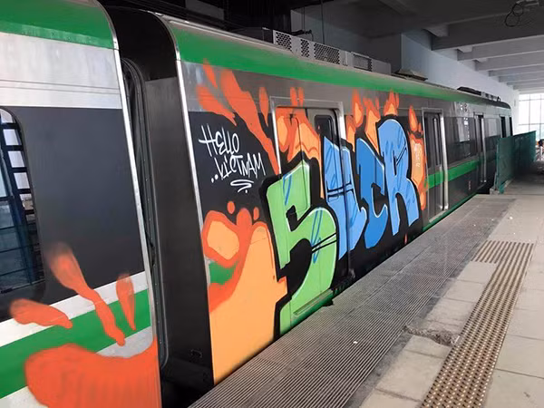 Những bức hình theo phong cách nghệ thuật Graffiti được vẽ nhiều trên thân tàu đường sắt trên cao Cát Linh- Hà Đông