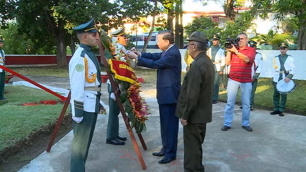 Bộ trưởng Tô Lâm đặt vòng hoa tại tượng đài Hồ Chí Minh ở Cuba.