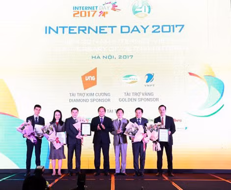 Bộ trưởng Trương Minh Tuấn trao kỷ niệm chương cho 5 doanh nghiệp có ảnh hưởng lớn nhất đến Internet .