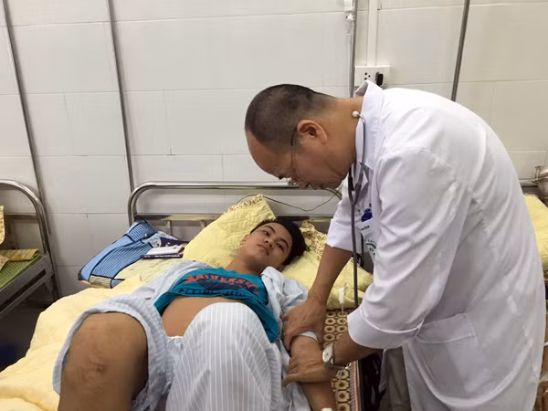 TS Đỗ Duy Cường điều trị cho bệnh nhân SXH. TS Đỗ Duy Cường điều trị cho bệnh nhân SXH.
