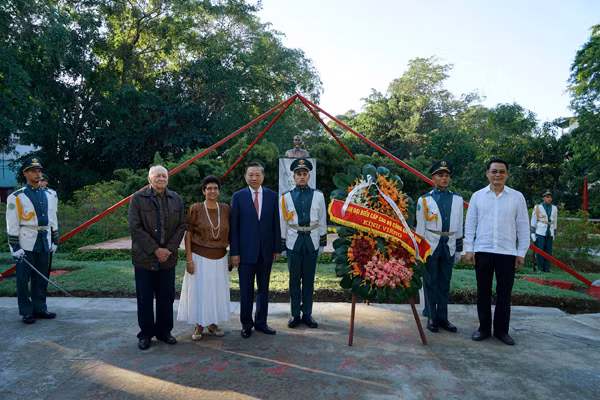 Bộ trưởng Tô Lâm và kiến trúc sư Joel Diaz, người thiết kế và chỉ đạo kỹ thuật xây dựng khu tượng đài Chủ tịch Hồ Chí Minh tại Cuba.