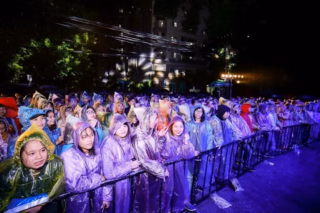Hàng nghìn sinh viên nhiệt tình tham gia đêm nhạc Kết nối triệu tâm hồn tại sân ĐH Thủy Lợi.