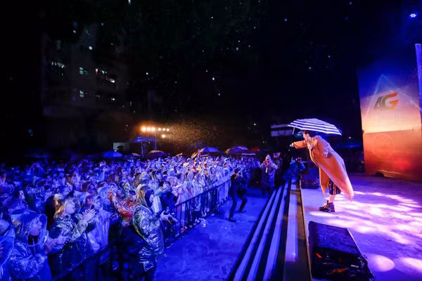 Dưới trời mưa rét ở sân trường ĐH Thủy Lợi, Tóc Tiên vẫn diễn hết mình trước hàng nghìn fan hâm mộ.