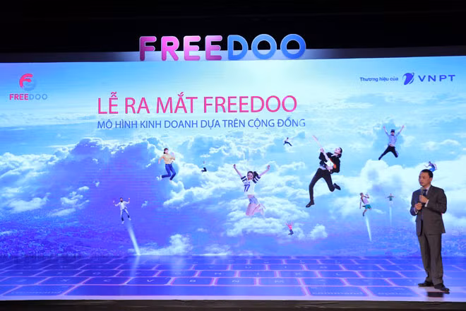 Ông Bùi Trung Kiên, trưởng dự án Freedoo giới thiệu mô hình kinh doanh dựa trên cộng đồng tại sự kiện ra mắt Freedoo.