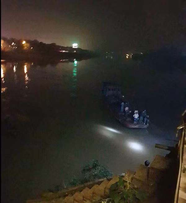 Lực lượng cứu hộ đang cứu nạn nạn nhân.