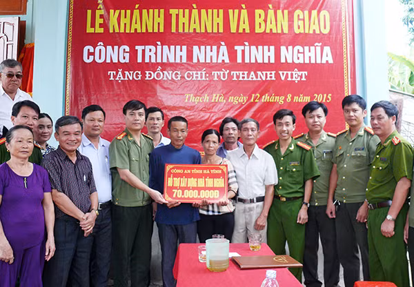 Đồng chí Nguyễn Thanh Liêm - Phó giám đốc Công an tỉnh, lãnh đạo công an huyện Thạch Hà, chính quyền xã Thạch Kênh bàn giao nhà tình nghĩa cho đồng chí Từ Thanh Việt.