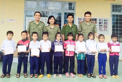Đoàn thanh niên và Hội phụ nữ Công an tỉnh Kon Tum trao sách vở cho học sinh nghèo. (ảnh: Chí An).