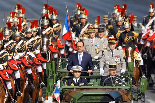 Tổng thống Pháp Francois Hollande tham dự buổi lễ diễu binh.