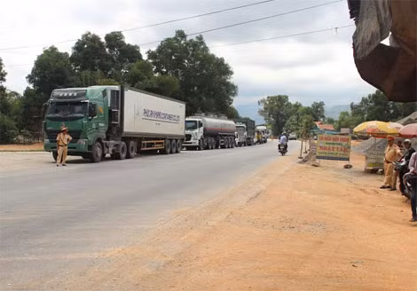 Lực lượng CSGT Công an tỉnh Thừa Thiên- Huế chốt chặn tại phía Nam đèo Phước Tượng để phối hợp với các đơn vị công an truy bắt tên cướp.