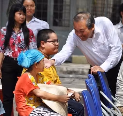 Đồng chí Trương Hòa Bình thăm hỏi, động viên người khuyết tật và trẻ em tại địa phương.