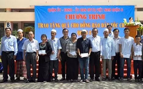 Lãnh đạo địa phương và người dân chụp hình lưu niệm với đoàn công tác.