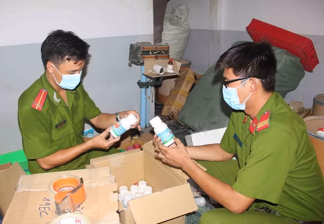 Cơ quan chức năng tỉnh An Giang thu giữ trên 2.000 sản phẩm thuốc bảo vệ thực vật không có trong danh mục được phép lưu hành tại Việt Nam.