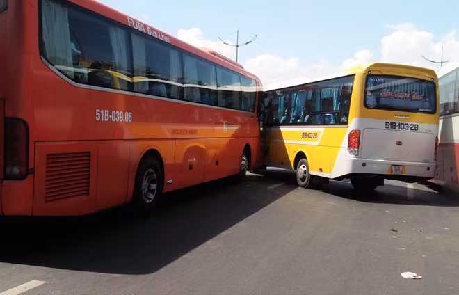 Sau va quẹt tài xế hai xe khách dùng tuýp sắt truy đuổi nhau