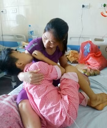 Chị Quế đang chăm sóc cháu Nguyễn Thành Công tại Bệnh viện K cơ sở 3.