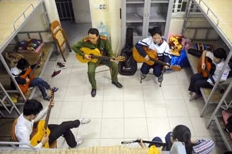 Thượng úy Trần Anh Tuấn dạy guitar miễn phí cho các học sinh khiếm thị.