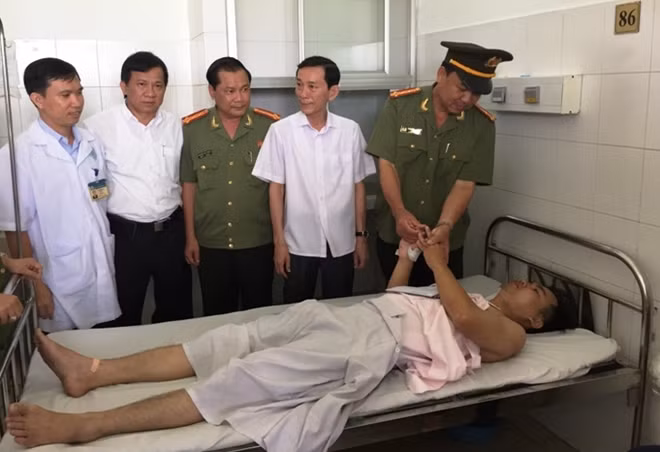 Đại tá Trần Ngọc Hạnh, Giám đốc Công an TP Cần Thơ nắm tay, động viên Thượng úy Dũng yên tâm điều trị.