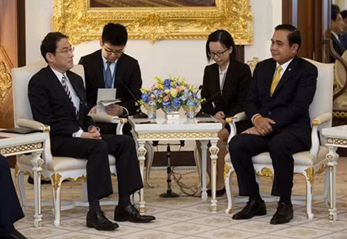 Thủ tướng Thái Lan Prayuth Chan-o-cha (phải) và Ngoại trưởng Nhật Bản Fumio Kishida trong cuộc gặp tại thủ đô Bangkok hôm 2-5. Ảnh: AP.