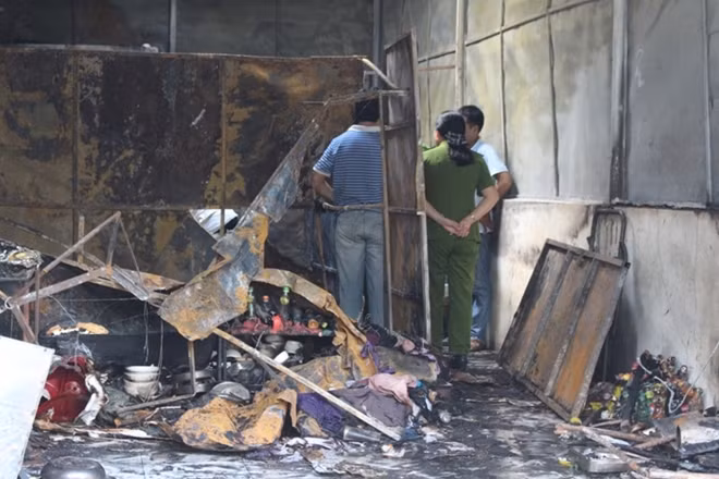 Hiện trường vụ hỏa hoạn quán ăn sát chợ An Khánh, quận Ninh Kiều.