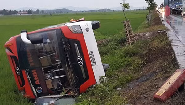 Xe giường nằm lao xuống ruộng làm bé 3 tuổi tử vong.