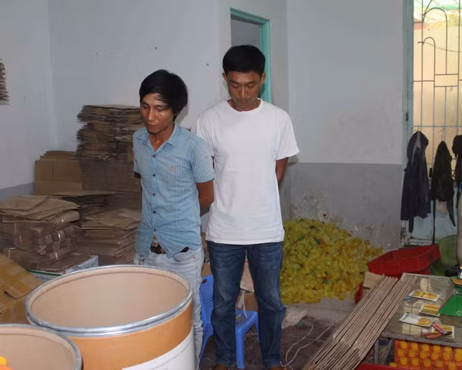 Hai đối tượng Tuấn, Kiến cùng tang vật.
