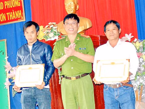 Hai công dân được trao giấy khen đột xuất .