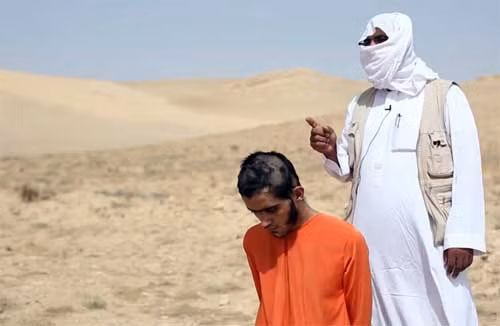 Binh sĩ Syria bị IS ép quỳ xuống đất thú nhận “đã từng dùng xe tăng” cán qua xác đám tàn binh khủng bố trên chiến trường Jazl…