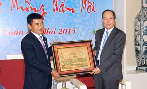 Thứ trưởng Lê Quý Vương tặng quà lưu niệm Bộ trưởng Bộ Tư pháp Thái Lan Paiboon Koomchaya.