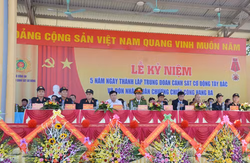 Các đại biểu dự buổi lễ.