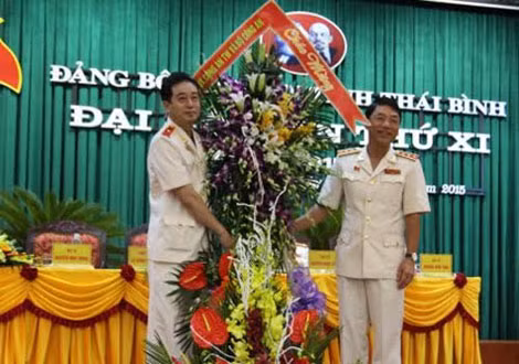 Thứ trưởng Trần Việt Tân tặng hoa chúc mừng Đại hội. Thứ trưởng Trần Việt Tân tặng hoa chúc mừng Đại hội.
