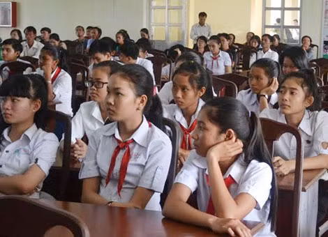Học sinh nghèo, học sinh dân tộc được trao 50 xe đạp.