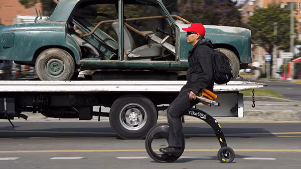 YikeBike chiếc xe điện có khả năng gập lại khi không sử dụng. Đươc trang bị công nghệ phanh chống bó cứng ABS tương tự như trên ô tô YikeBike có thể đạt tới vận tốc 14 dặm/h (22 km/h). Được chế tạo từ vật liệu cao cấp, YikeBike có mức giá khoảng 5.000 USD. Nếu lựa chọn phiên bản chế tạo từ sợi cacborn bạn sẽ phải bỏ ra 8.000 USD. YikeBike chiếc xe điện có khả năng gập lại khi không sử dụng. Đươc trang bị công nghệ phanh chống bó cứng ABS tương tự như trên ô tô YikeBike có thể đạt tới vận tốc 14 dặm/h (22 km/h). Được chế tạo từ vật liệu cao cấp, YikeBike có mức giá khoảng 5.000 USD. Nếu lựa chọn phiên bản chế tạo từ sợi cacborn bạn sẽ phải bỏ ra 8.000 USD.