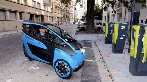 Có khoảng 100 người đang dùng thử i-Road tại Grenoble(Pháp) và Tokyo (Nhật). Toyota sẽ nhận phản hồi từ họ để quyết định sẽ sản xuất loại xe này trên quy mô lớn hay không. Có khoảng 100 người đang dùng thử i-Road tại Grenoble(Pháp) và Tokyo (Nhật). Toyota sẽ nhận phản hồi từ họ để quyết định sẽ sản xuất loại xe này trên quy mô lớn hay không.