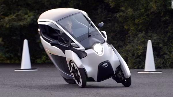Toyota i-Road: Phương tiện giao thông đô thi ba bánh của Toyota có khả năng di chuyển tối ưu khi vào các khúc cua mà theo hãng xe Nhật nó sẽ cung cấp cho người lái cảm giác như đang trượt tuyết. Toyota i-Road: Phương tiện giao thông đô thi ba bánh của Toyota có khả năng di chuyển tối ưu khi vào các khúc cua mà theo hãng xe Nhật nó sẽ cung cấp cho người lái cảm giác như đang trượt tuyết.