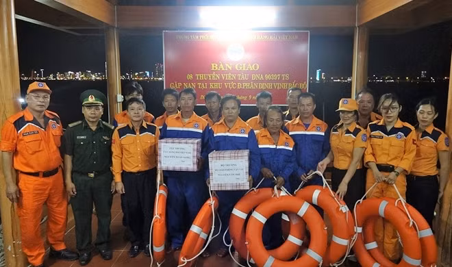 Đại diện các cơ quan chức năng thăm hỏi, tặng quà các ngư dân vừa trở về