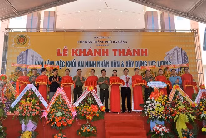 Các đại biểu cắt băng khánh thành trụ sở làm việc Công an TP Đà Nẵng