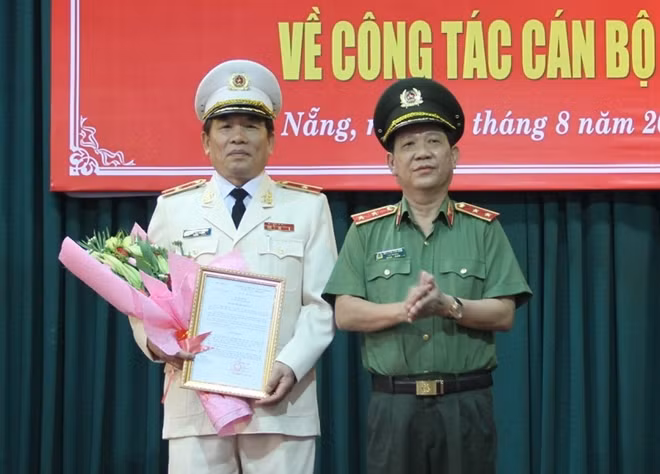 Trung tướng Nguyễn Văn Sơn trao quyết định điều động, bổ nhiệm Thiếu tướng Vũ Xuân Viên
