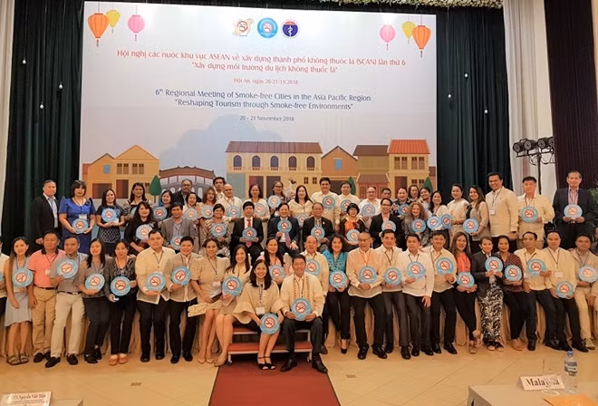 Các đại biểu dự hội nghị chụp ảnh lưu niệm