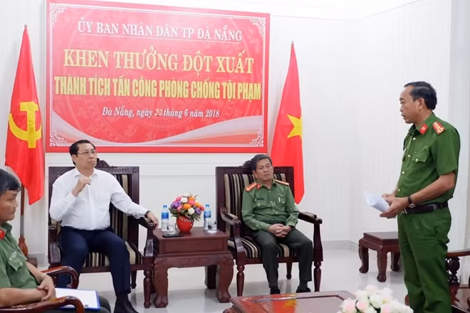 Đại tá Trần Mưu báo cáo tóm tắt quá trình điều tra phá án với Chủ tịch UBND TP