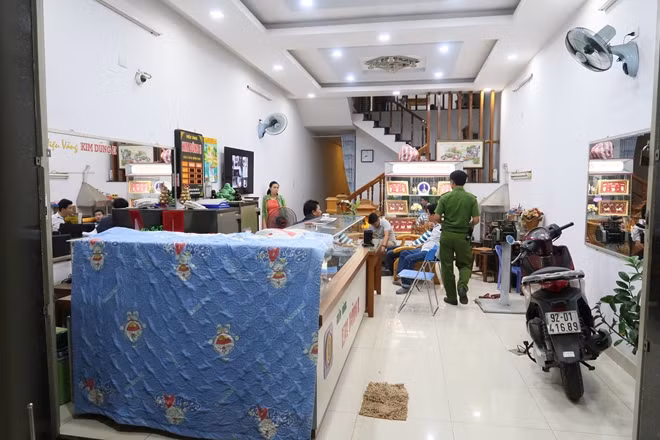 Cơ quan Công an đang ghi nhận sự việc bên trong tiệm vàng Kim Dũng II