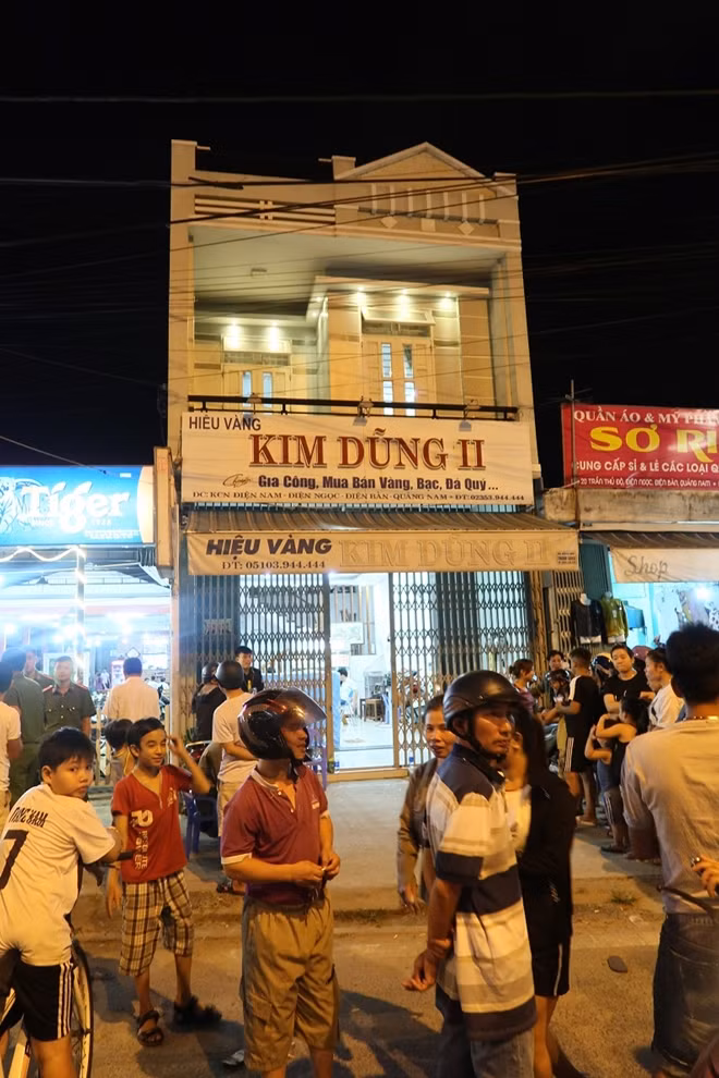 Người dân hiếu kỳ tụ tập trước tiệm vàng Kim Dũng II